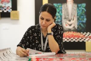 GLST, Samaneh Atef Derakhshan med ustvarjanjem, foto Alenka Strazisar Lamovsek